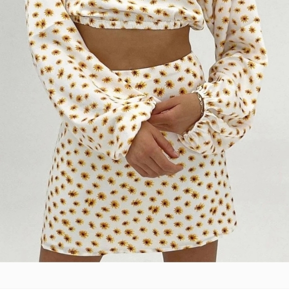 WEWOREWHAT Mini Slip Skirt Ditsy Daisies ZR5 Ivory Multi Floral Size M - Picture 1 of 16